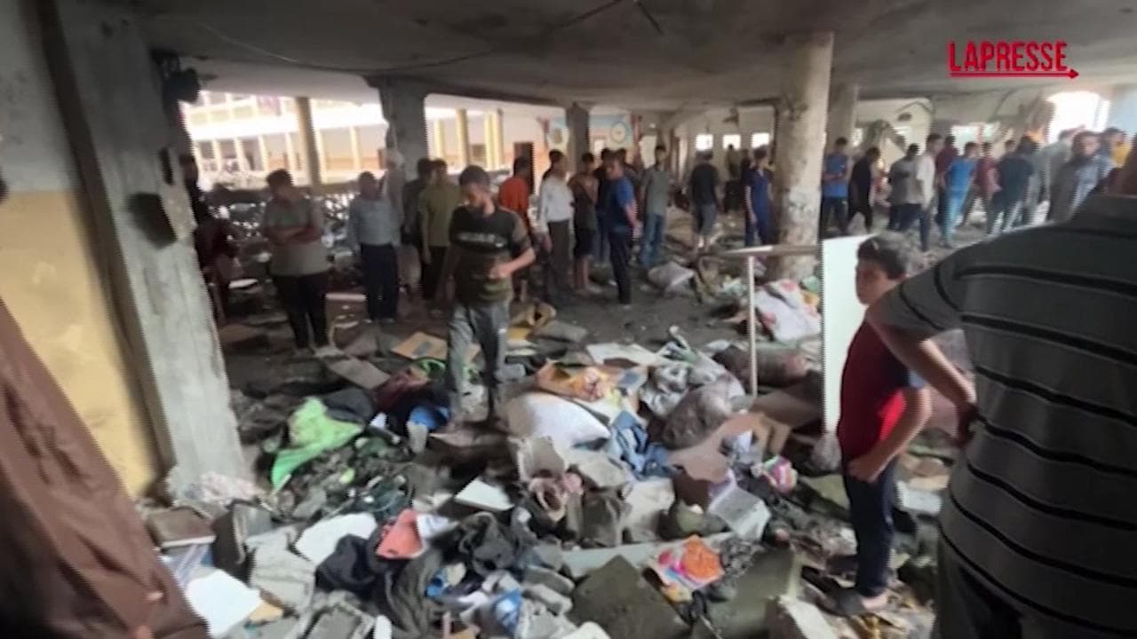Gaza, raid israeliano su una scuola: le immagini dell'edificio distrutto