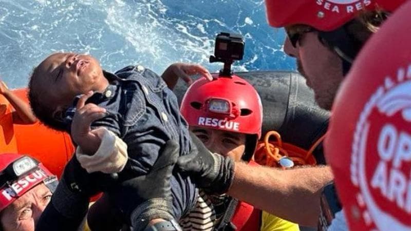 Mariam, salvata a un mese da un barchino di metallo spezzato a metà e tenuto insieme con gli stracci