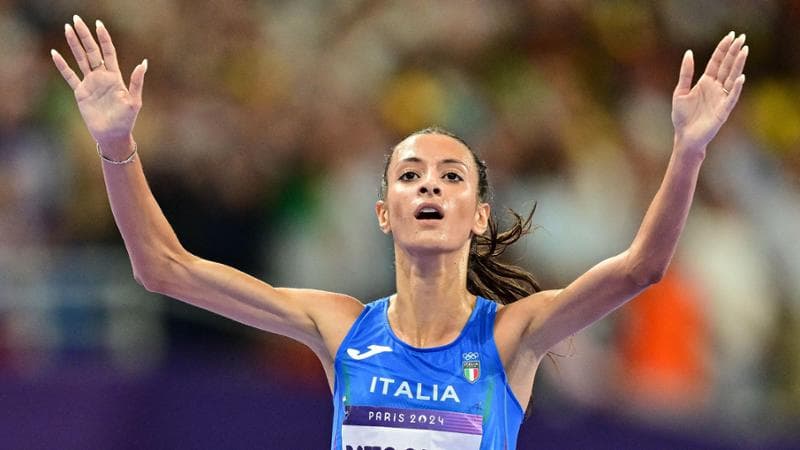 Nadia Battocletti a braccia alzate dopo aver tagliato il traguardo