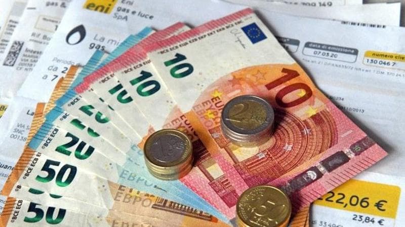 Bollette luce e gas, agosto ultima chance per cambiare: da settembre tariffe in rialzo