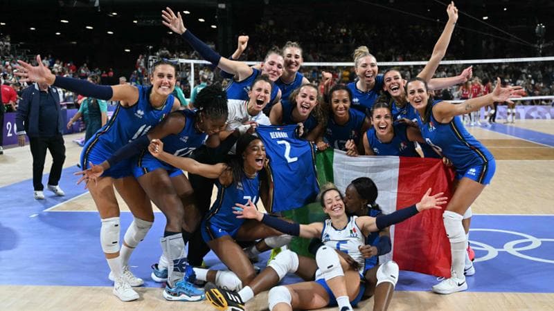 L’Italia di Velasco oro nel volley alle Olimpiadi di Parigi. Stati Uniti travolti in finale, azzurre in paradiso
