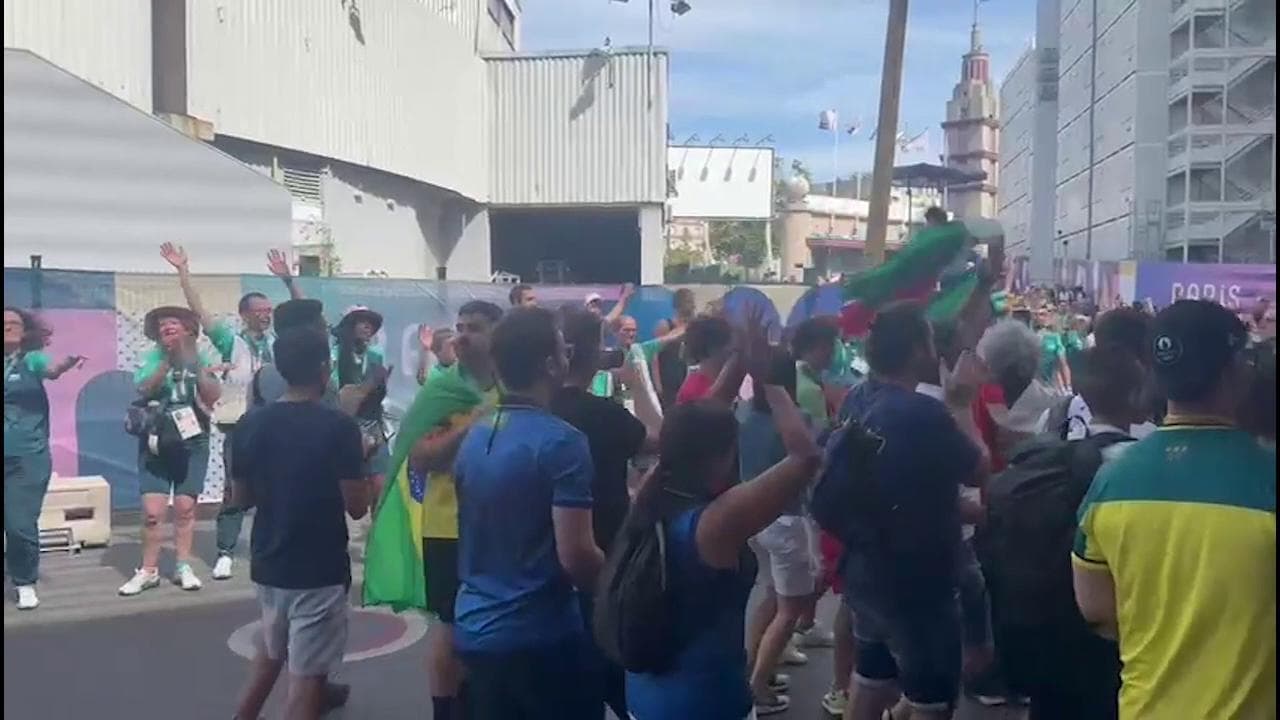 Dopo l'oro nel volley, esplode la festa dei tifosi italiani a Parigi che cantano: "Sarà perché ti amo"