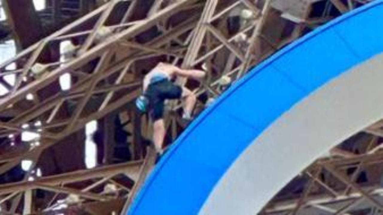 Un uomo scala la Torre Eiffel l'ultimo giorno delle Olimpiadi: arrestato