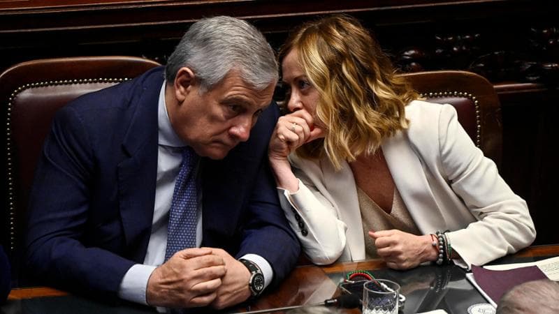 Forza Italia fa campagna acquisti fra i partiti alleati e agita il centrodestra. Ma Micciché è ai saluti
