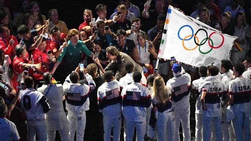 Cala il sipario sulle Olimpiadi di Parigi: Tom Cruise porta la bandiera a Los Angeles