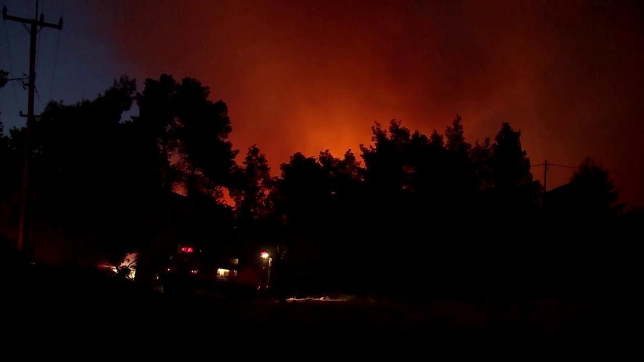 Grecia, vasto incendio minaccia Atene: le immagini dei boschi in fiamme