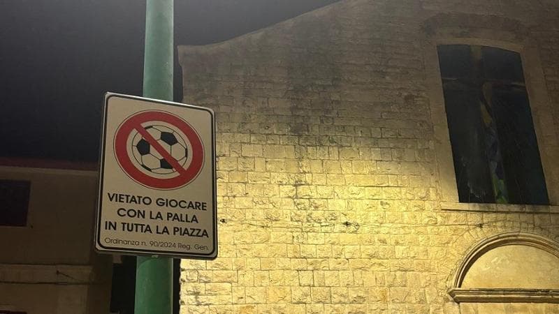 Vietato giocare a pallone: le restrizioni d’agosto nelle piazze dei piccoli paesi