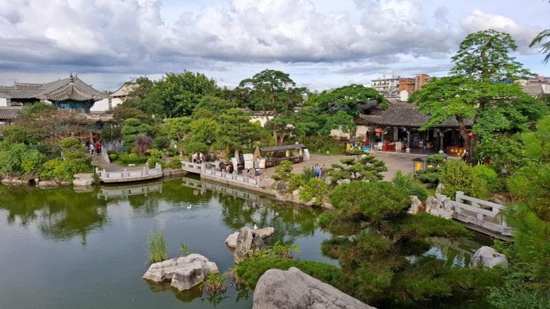 Cina, meraviglia Yunnan. Dove tra la Foresta di Pietra e i canali di Lijiang, i turisti ascoltano l’antica musica dei Naxi