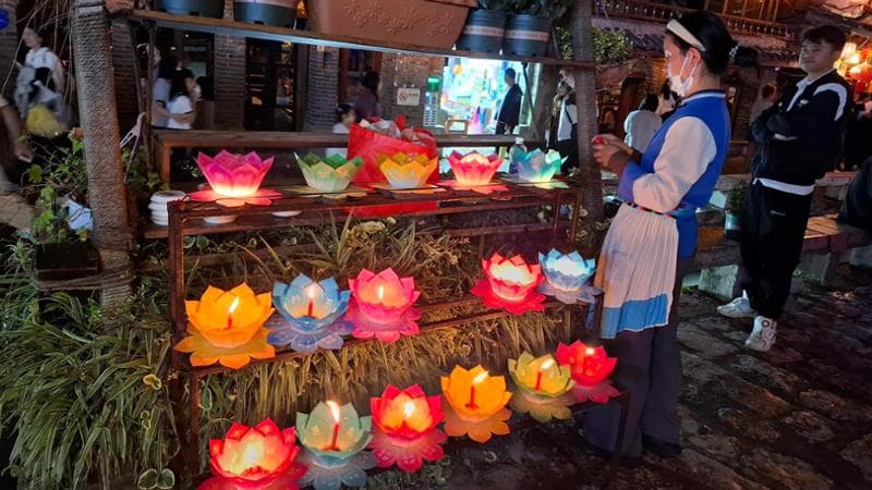 Cina, meraviglia Yunnan. Dove tra la Foresta di Pietra e i canali di Lijiang, i turisti ascoltano l'antica musica dei Naxi - la Repubblica