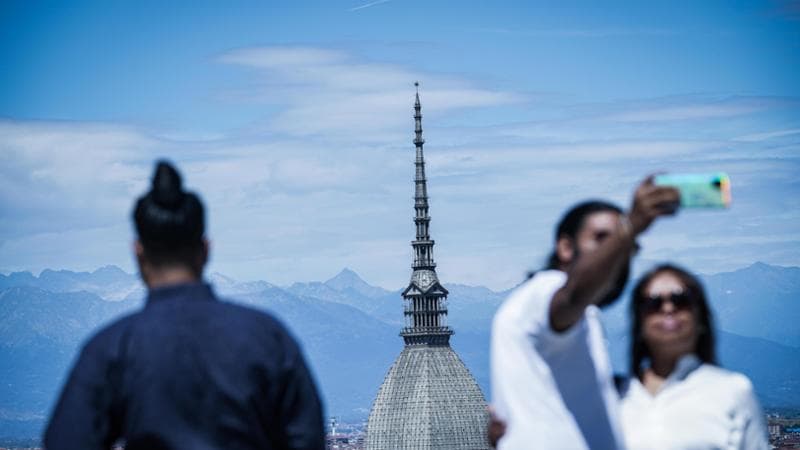Semafori anti selfie sulle Dolomiti, con l’app sulle spiagge pugliesi, targhe alterne in Costiera amalfitana: le misure per regolare l’overtourism di Ferragosto