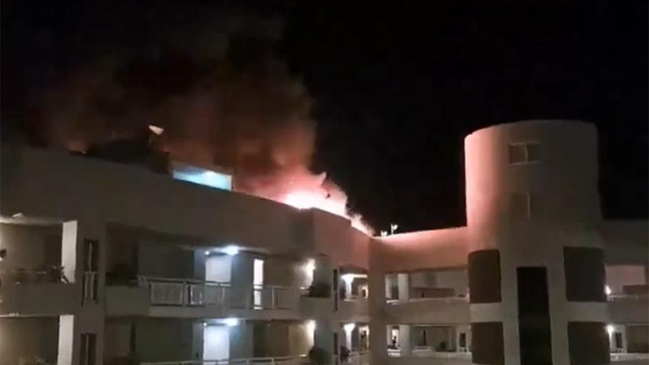 Australia, un elicottero si schianta sul tetto di un hotel a Cairns: le immagini dell'incendio dopo l’impatto