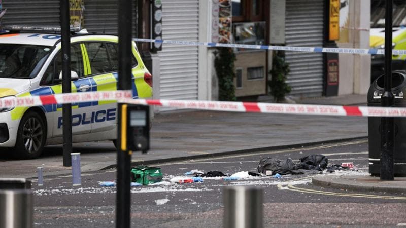 Londra, accoltellamento in centro: colpite madre e figlia 11enne. “Salve grazie all’eroe Abdullah”