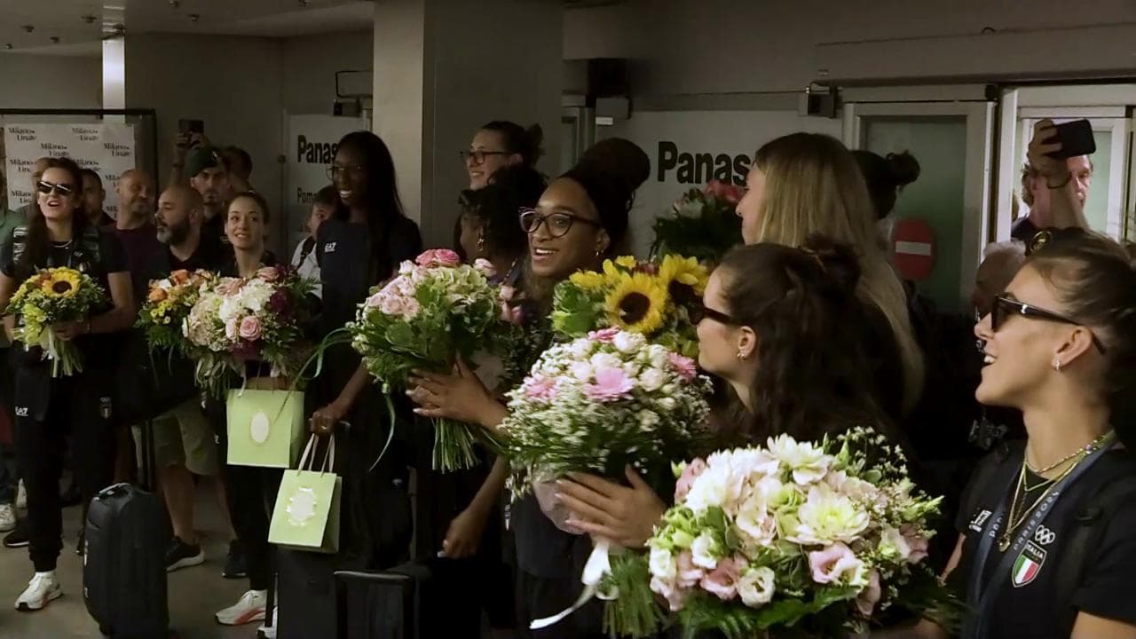 Accoglienza trionfale a Linate per la Nazionale femminile di pallavolo: "Fiere della medaglia d'oro, abbiamo fatto qualcosa di grosso"