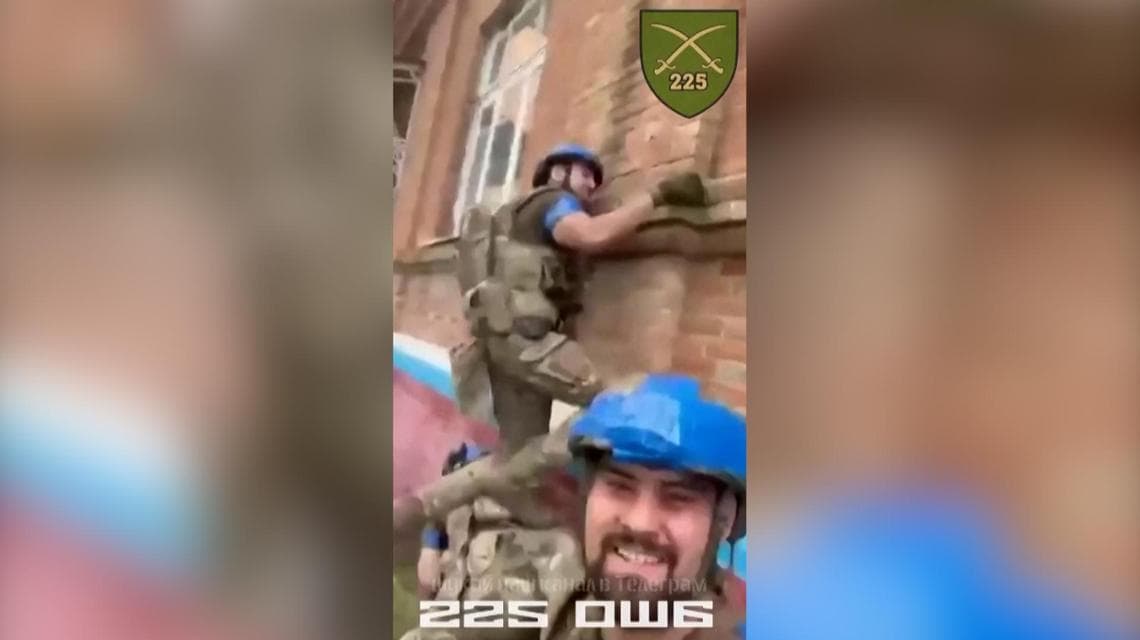 Soldati ucraini rimuovono la bandiera russa dal palazzo di un paesino della regione di Kursk