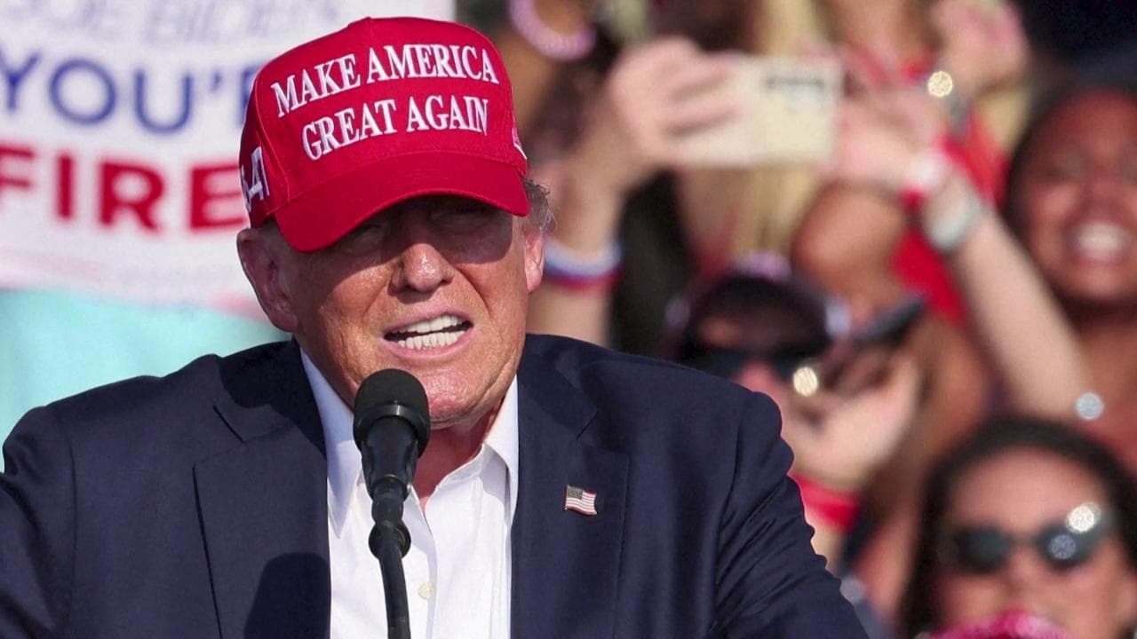 Trump, intervistato da Musk, dà della "pazza di estrema sinistra" a Harris e annuncia: "A ottobre tornerò a Butler"