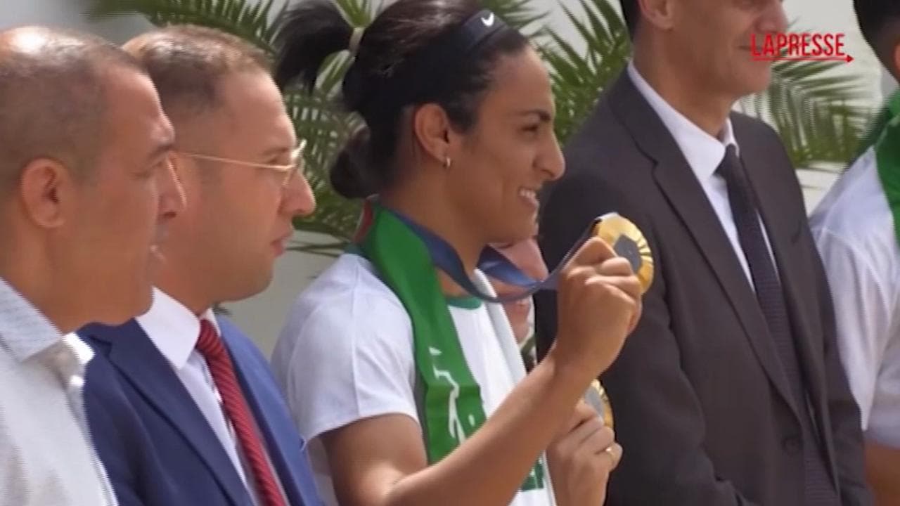 Festa in Algeria per il ritorno a casa di Imane Khelif con la medaglia d'oro olimpica