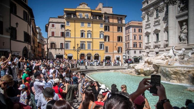 07/06/2023 Roma, invasione di turisti per le vacanze estive. Nella foto la situazione a Fontana di Trevi