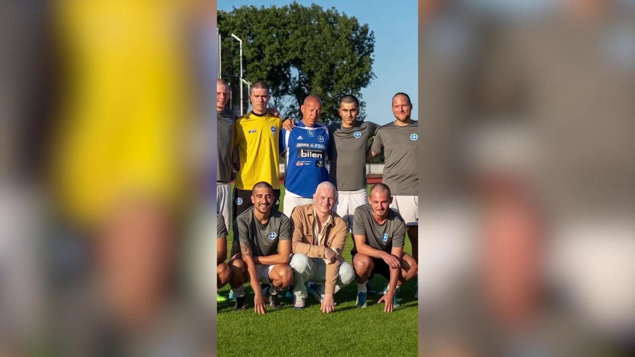 I calciatori del Kalmar si rasano a zero in solidarietà con il loro capitano, che ha il cancro: la sua emozione quando li vede nello spogliatoio