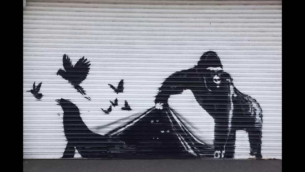 Lo zoo di Banksy per le strade di Londra: dopo rinoceronte, lupo e pellicani spunta un gorilla