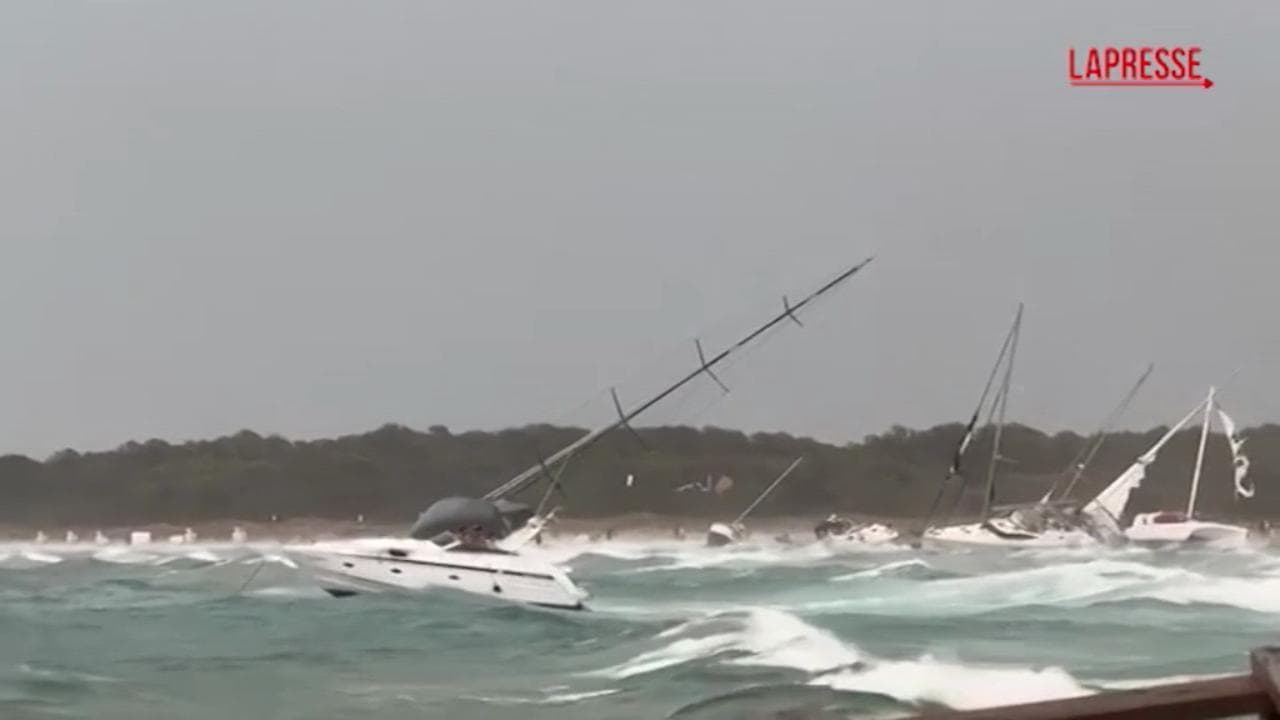Spagna, forte mareggiata a Formentera: yacht e barche finiscono contro gli scogli