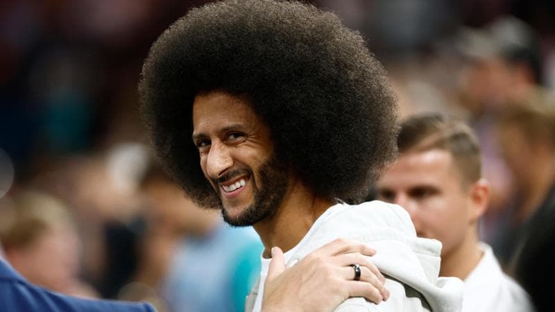Parabola Kaepernick, dopo il gesto contro le violenze degli agenti finisce ai margini della Nfl: “Ma io mi alleno ancora perché voglio tornare” 