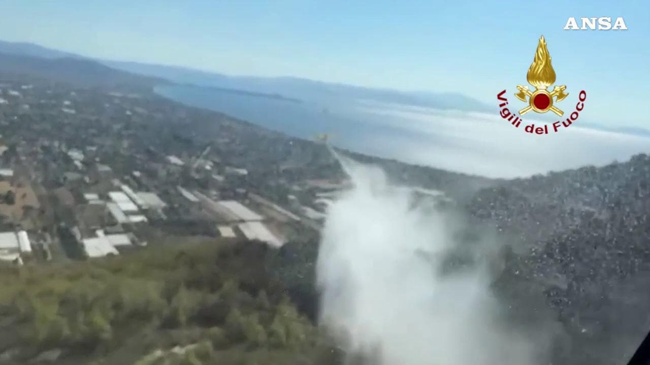 Incendi in Grecia, i Canadair dei vigili del fuoco in azione a Maratona