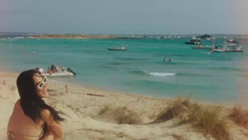 Katy Perry, videoclip fra le dune protette di Formentera: indagata dal governo spagnolo per danni ambientali