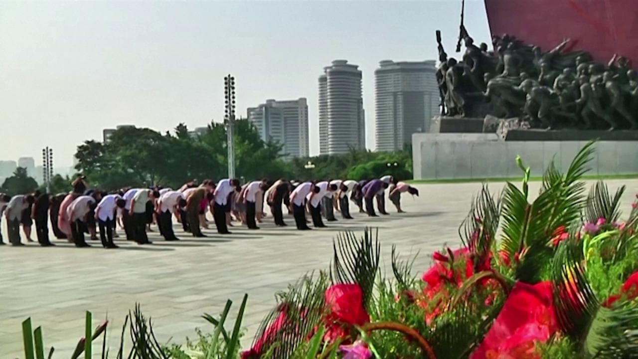 Festa della Liberazione in Corea del Nord, fiori sotto le statue di Kim Il-sung e Kim Jong-il