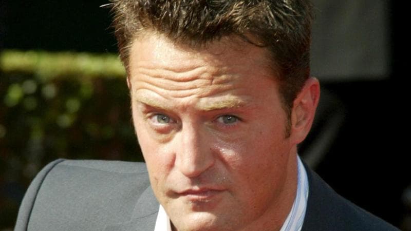 Morte di Matthew Perry, cinque arresti fra cui l’assistente personale e due medici. “Gli procurarono grandi dosi di ketamina”