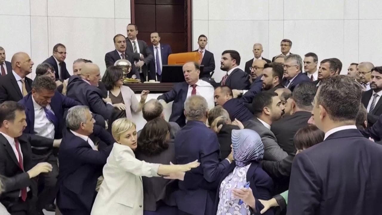 Violenta rissa al Parlamento turco: pugni, schiaffi e spintoni durante il dibattito