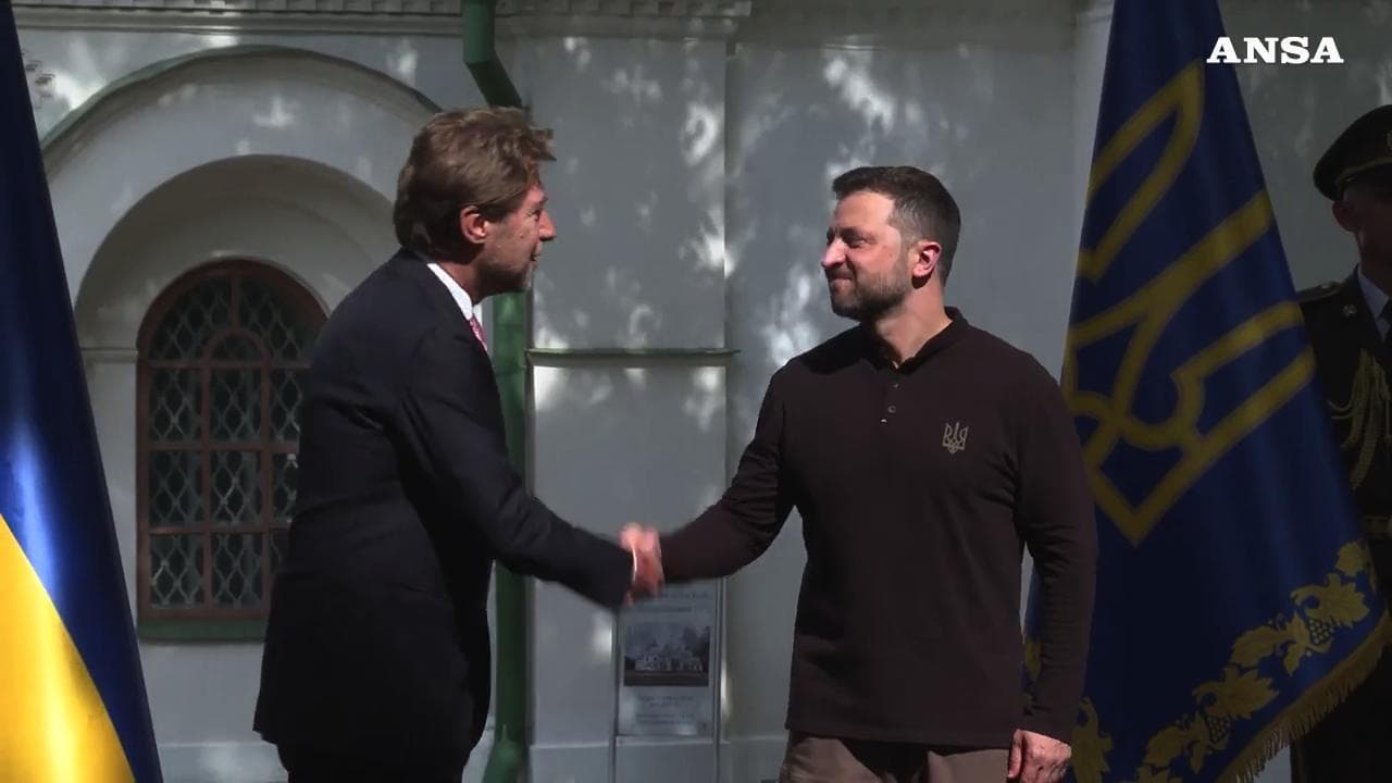 Il neo ambasciatore italiano in Ucraina Carlo Formosa consegna a Zelensky le lettere credenziali: la cerimonia a Kiev