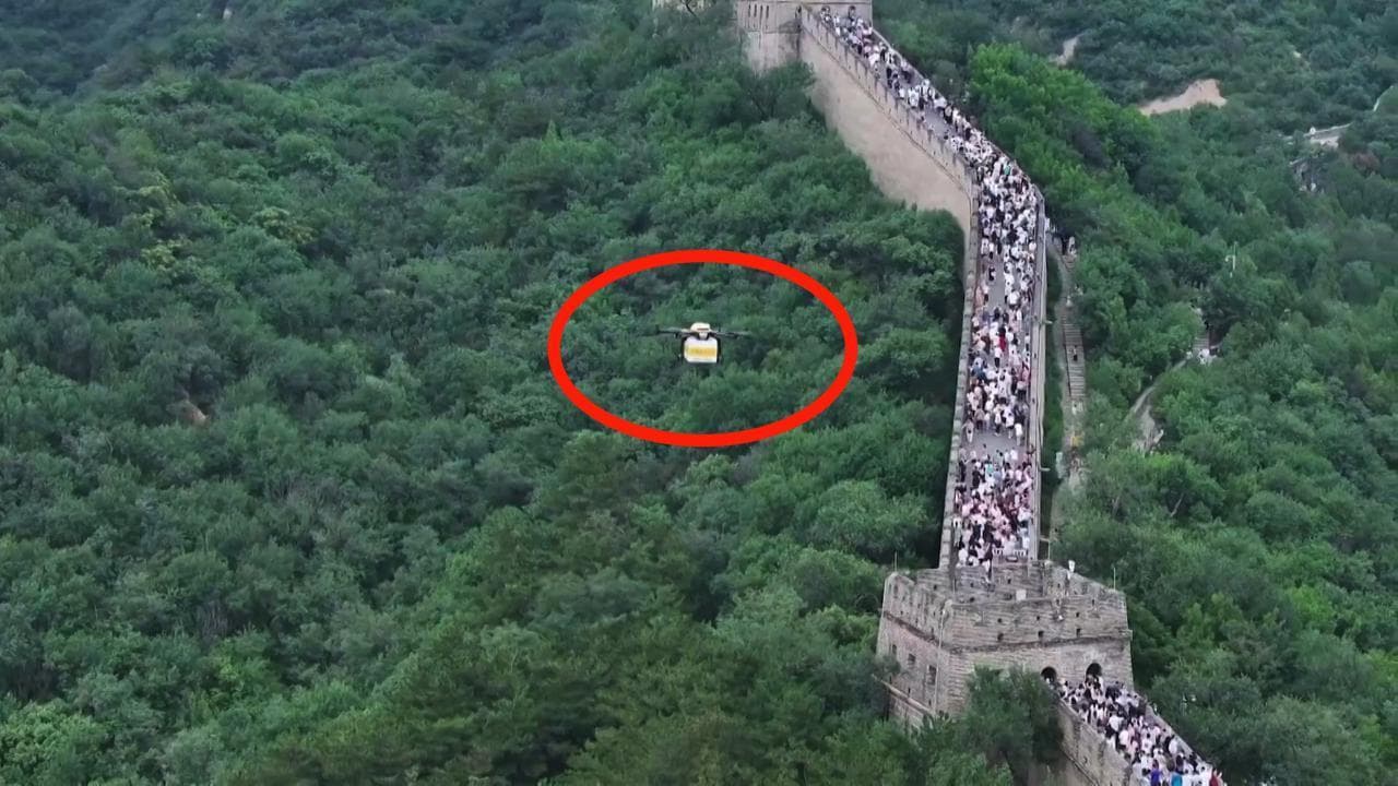 Il delivery arriva anche sulla Grande Muraglia: acqua e viveri raggiungono gli escursionisti via drone