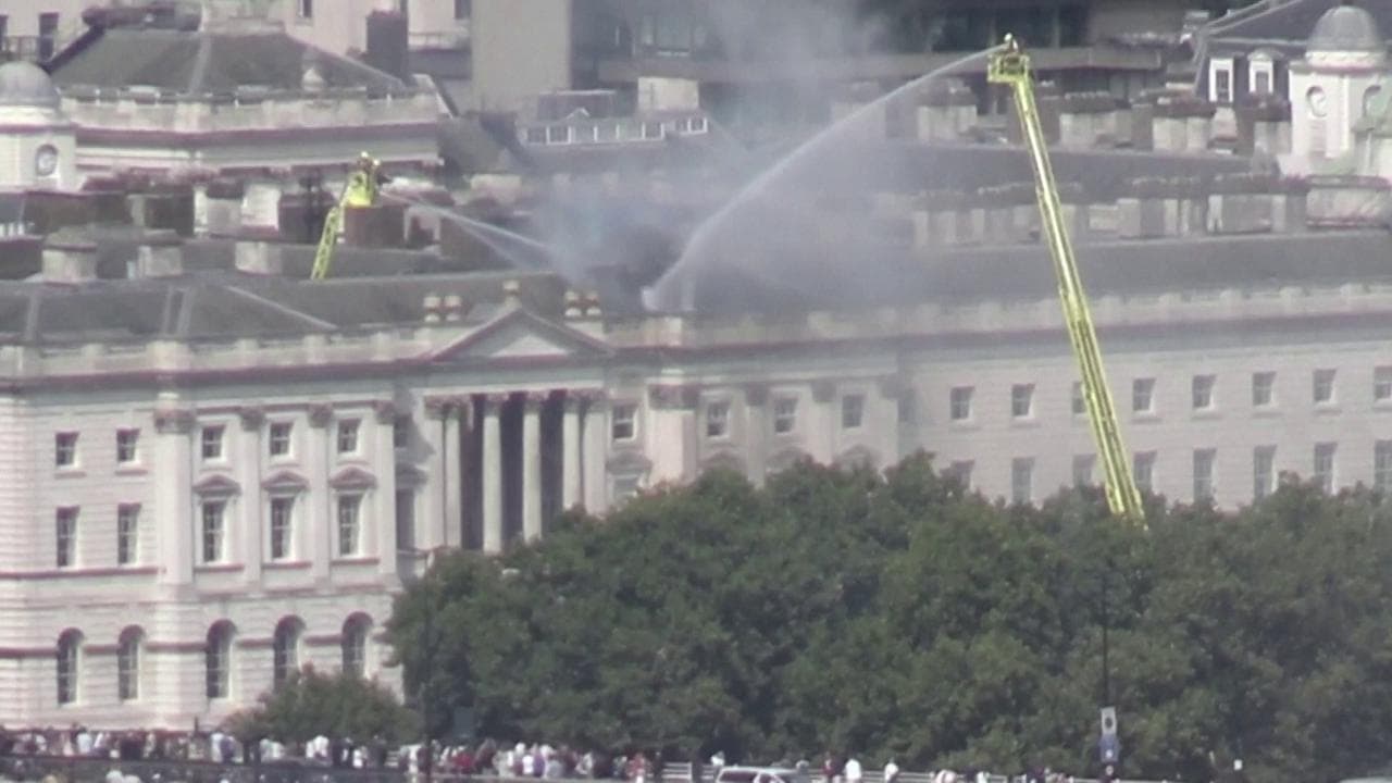 Gb, incendio nel centro di Londra al museo Somerset House: sul posto oltre cento vigili del fuoco