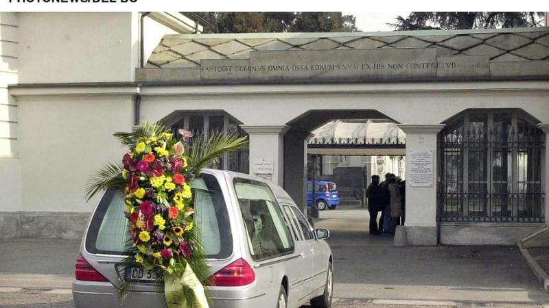 Padova, al funerale del licenziato-suicida il prete non fa leggere la lettera dei colleghi: "Non siamo al sindacato"