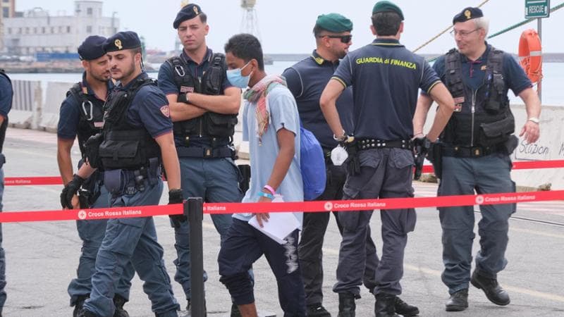 genova arrivata nel porto di genova la nve ong humanity con 199 migranti
