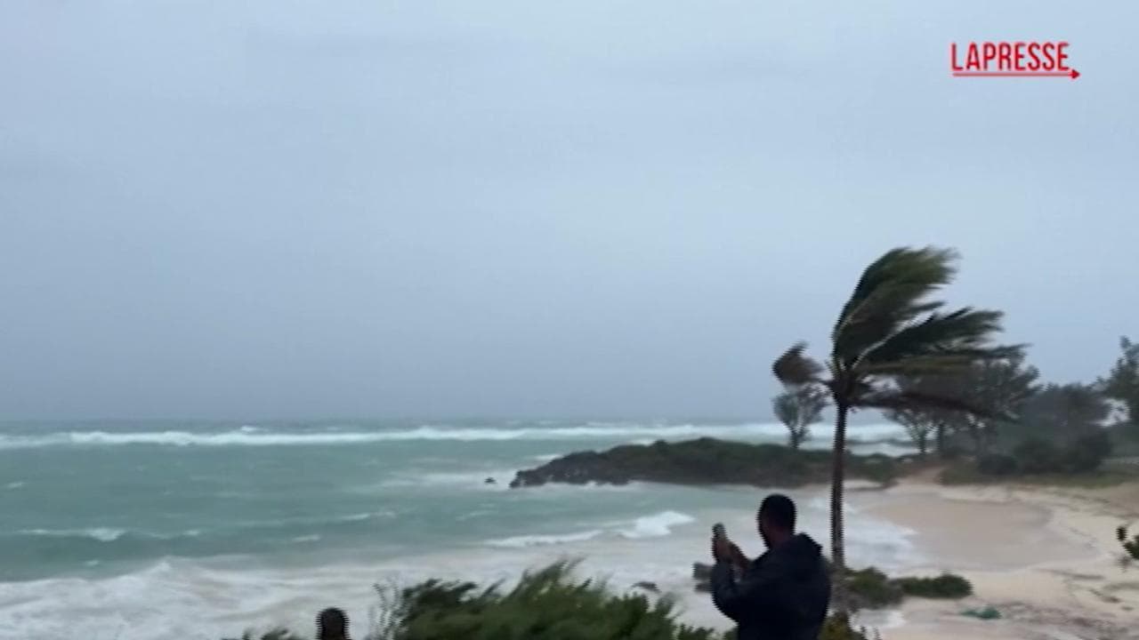 Bermuda, l'uragano Ernesto tocca terra: stato di massima allerta nell'arcipelago