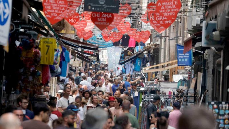 Folla di turisti a Napoli
