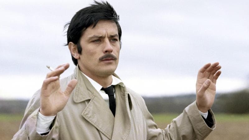 Alain Delon, grande attore e grande reazionario: dal machismo all’amicizia con Le Pen agli ultimi anni di faida familiare