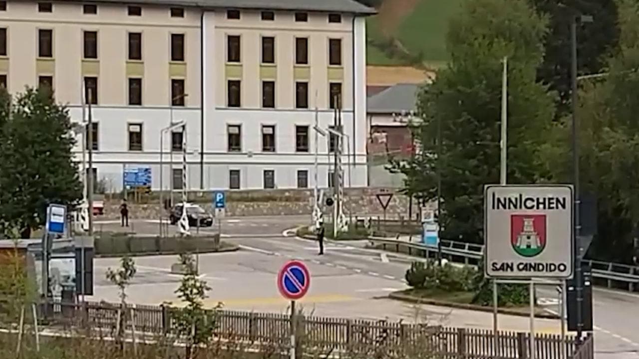 Duplice omicidio a San Candido: la gente in strada dopo il blitz delle forze speciali dei carabinieri