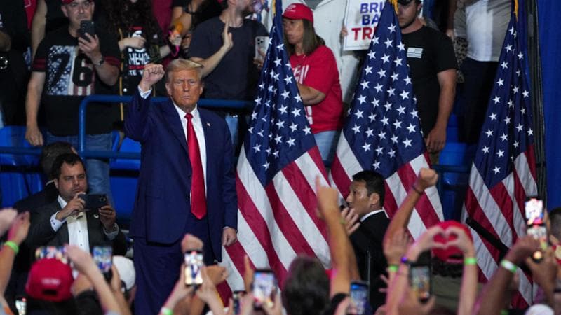 Trump studia i dem incollato alla tv e medita di richiamare “i pirati di Bannon”