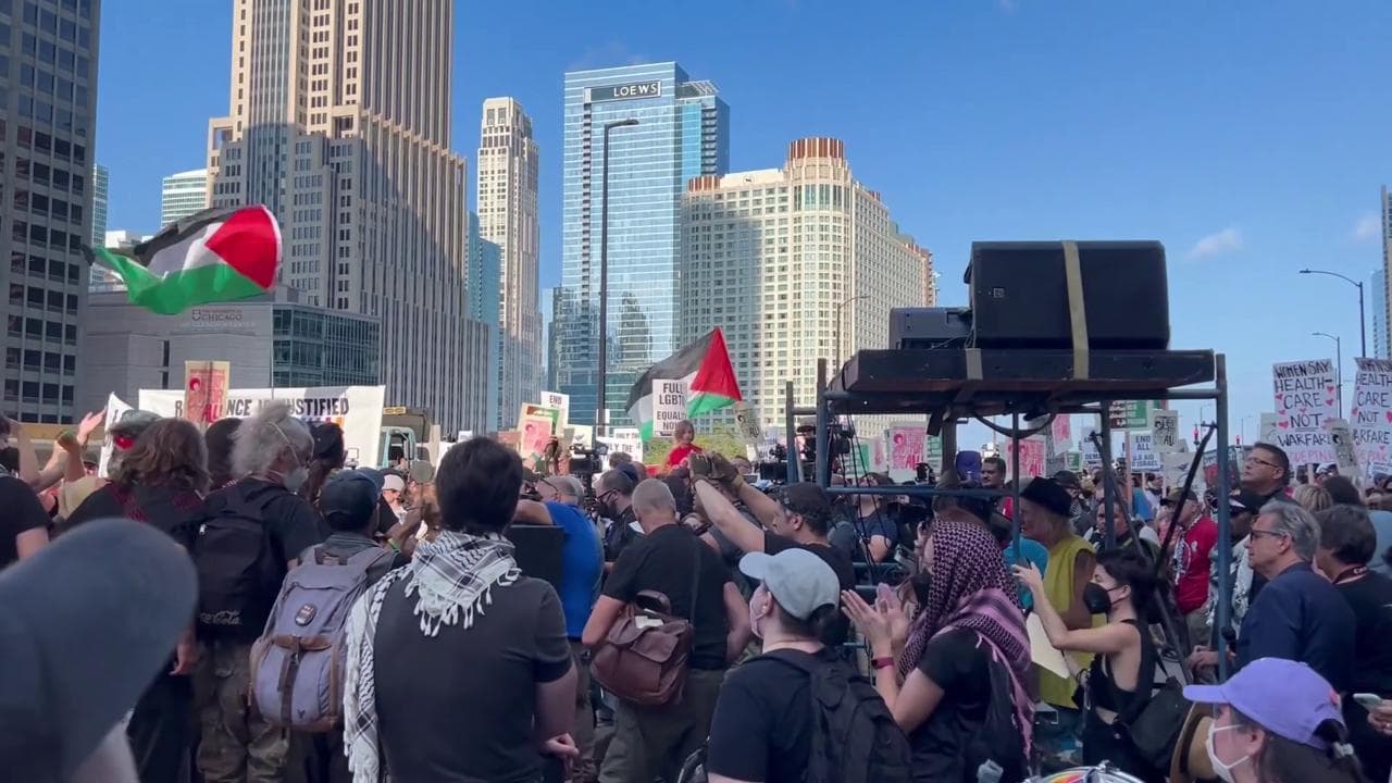 Chicago, proteste a sostegno dell'aborto alla convention democratica: "La scelta è mia"