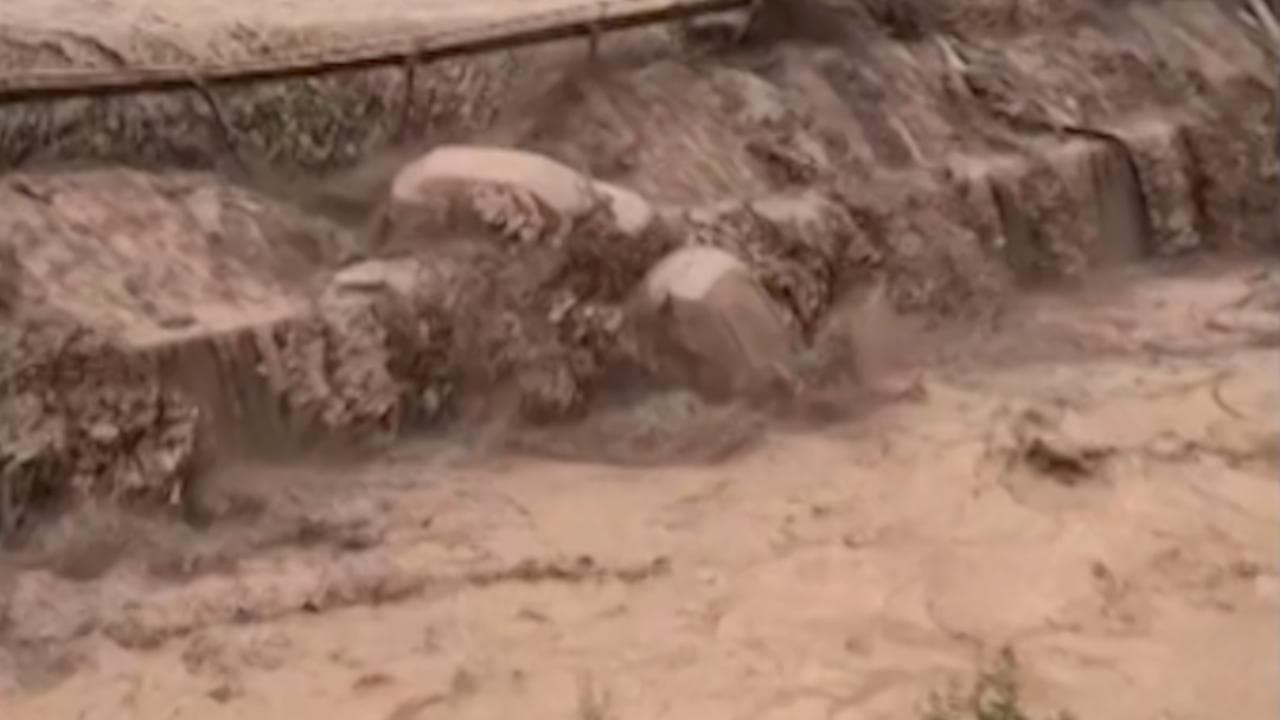 Alluvione in Tirolo: auto inghiottite dal torrente in piena