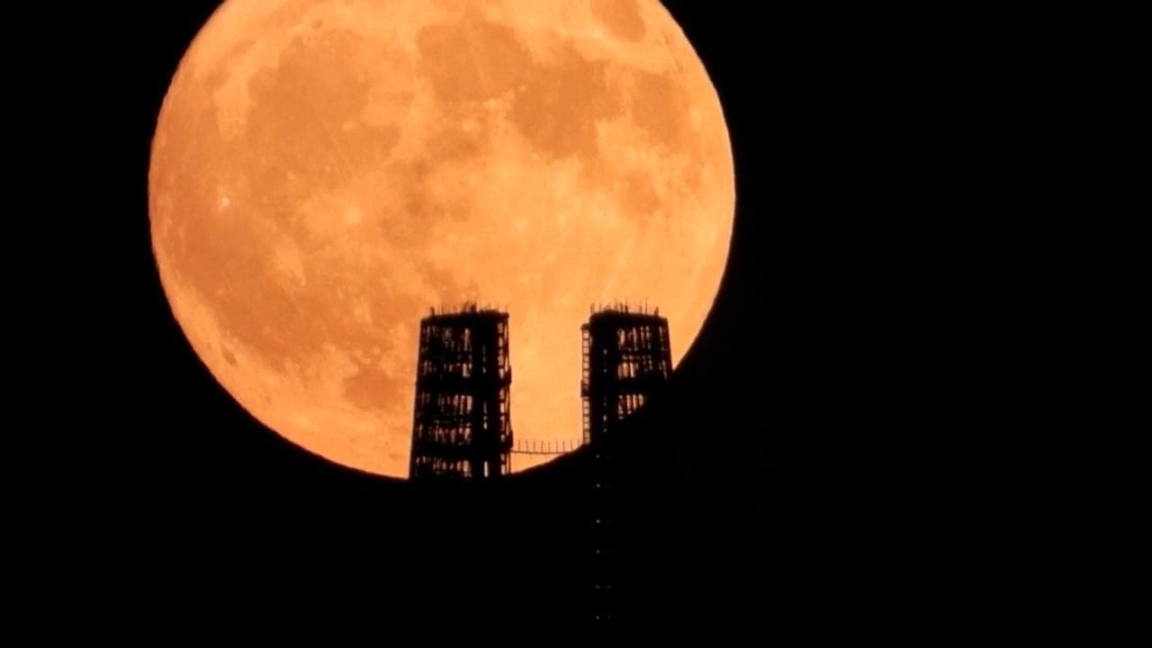Lo spettacolo della Superluna illumina il cielo di Seul: perché oltre a "super" è anche "blu"