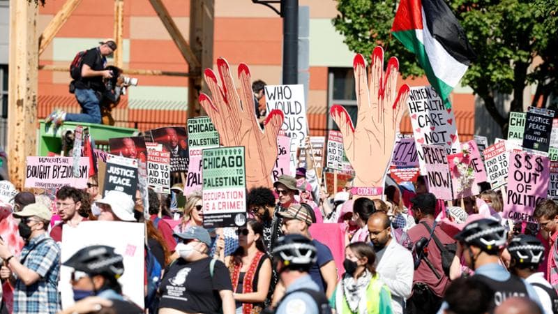 La rabbia trattenuta degli antagonisti in piazza a Chicago: “Siamo con Kamala Harris ma su Gaza ci ascolti”