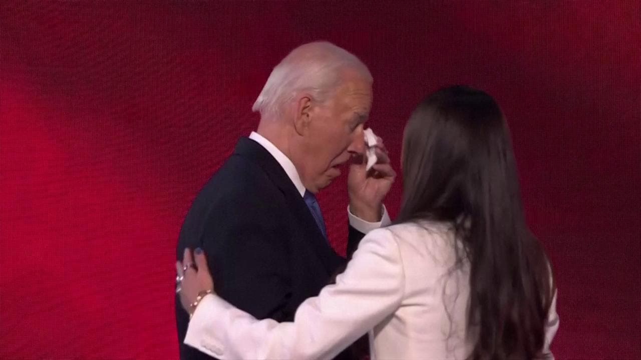 Elezioni Usa, Biden in lacrime per l'addio: il lungo abbraccio con la figlia Ashley, poi l'ovazione del pubblico