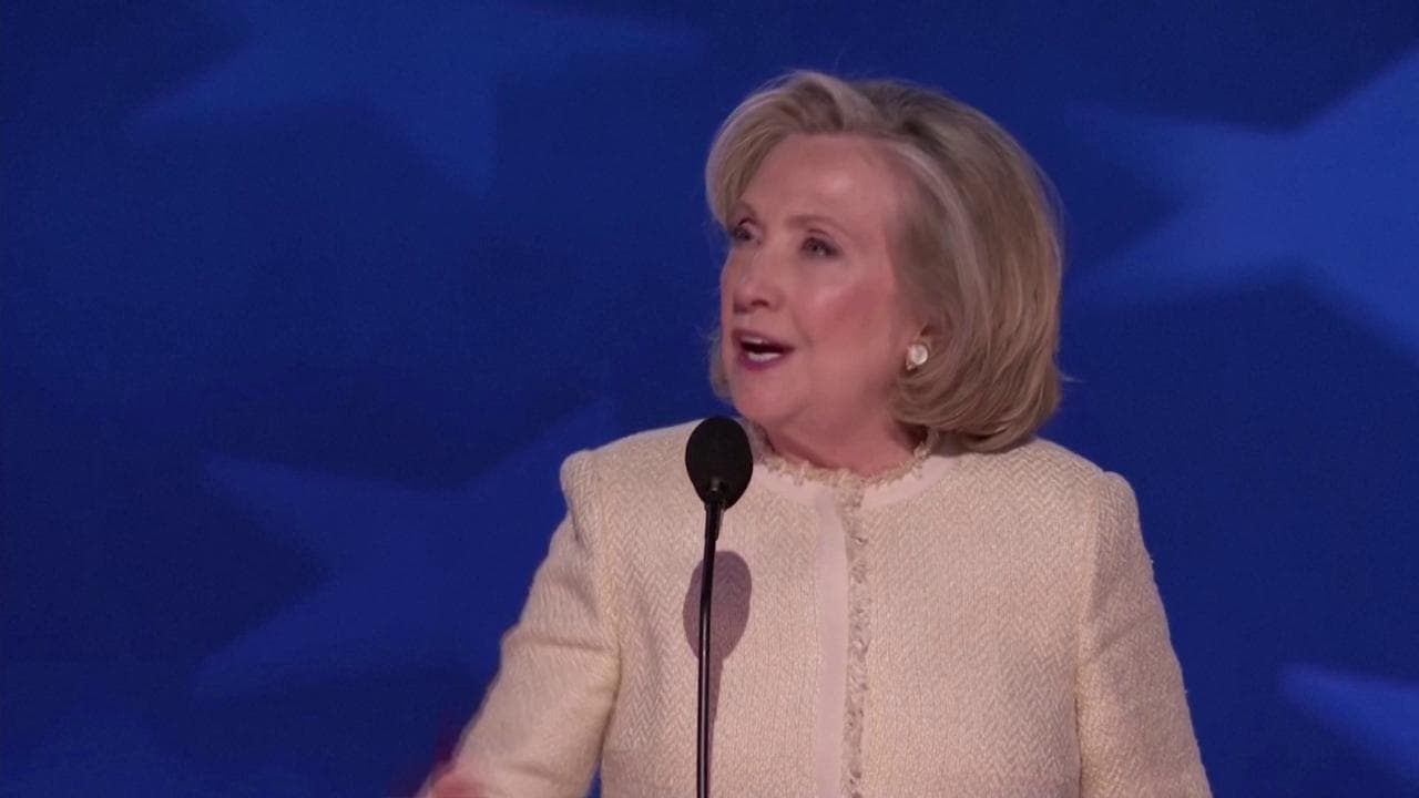 Hillary Clinton infiamma la convention democratica: "Kamala ripristinerà l'aborto, il futuro è qui"
