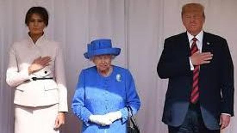 Da sinistra, Melania Trump, la regina Elisabetta II e Donald Trump