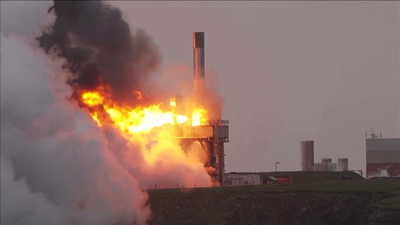 Scozia, incidente durante il test del razzo tedesco RFA One: il motore esplode in una gigantesca fiammata