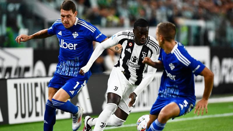 Weah in azione contro il Como