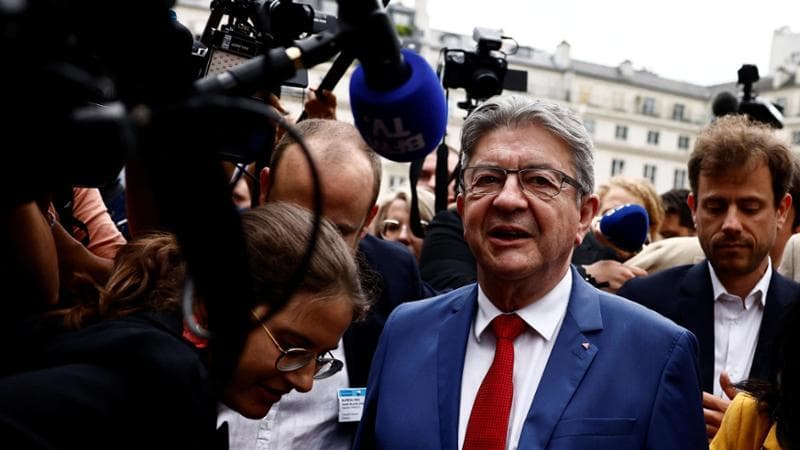 Il governo francese verso la resa dei conti. Ma la sinistra si spacca e fa il gioco di Macron